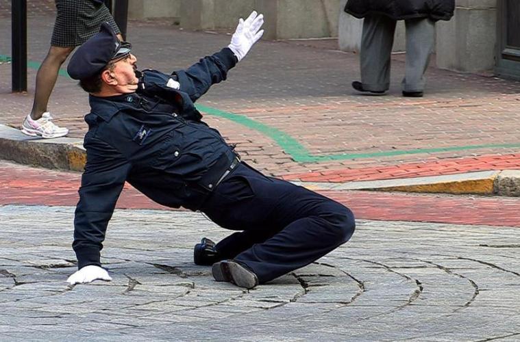 Aksi Unik Polisi Bertugas Di Berbagai Dunia